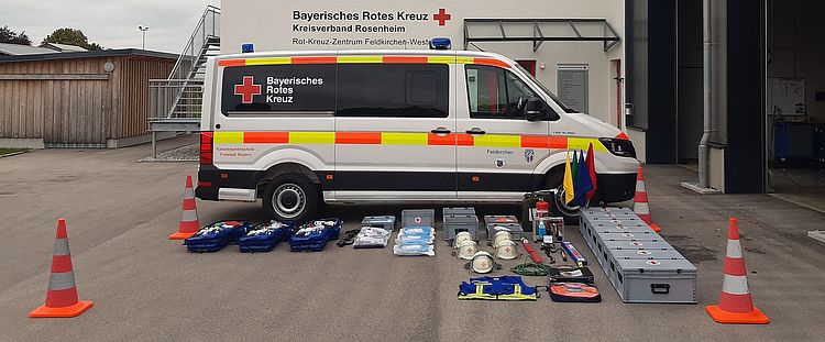 Material des MTW Behandlung Feldkirchen vor dem Fahrzeug